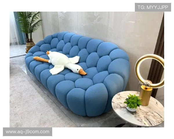 创意足球沙发可折叠设计让休闲与运动完美融合打造多功能家居新体验 创意足球沙发可折叠设计让休闲与运动完美融合打造多功能家居新体验