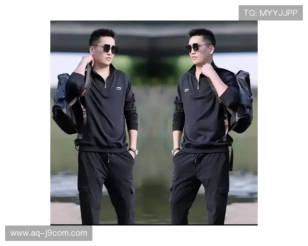 秋冬穿搭新趋势足球风半拉链卫衣打造运动休闲新格调